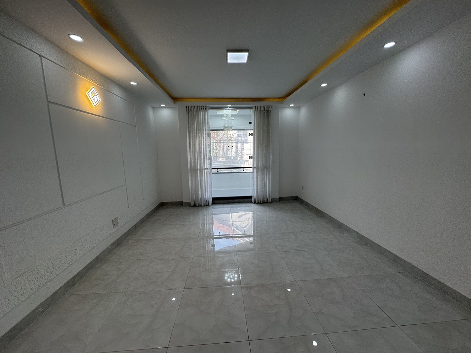 Nhà phố Trệt,3 lầu, sân thượng, mới 100%, 4 phòng ngủ, hẻm xe hơi đổ cửa khu VIP Nguyễn Thượng Hiền